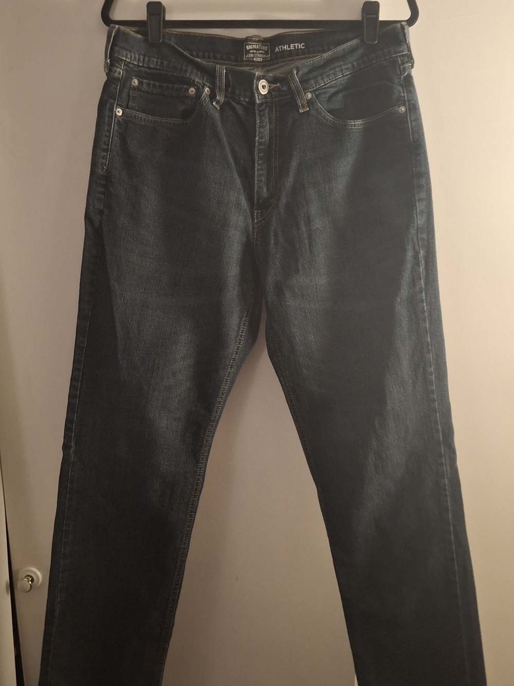 Signature by Levi Strauss Men's Athletic Straight Leg Dark Blue Jeans
